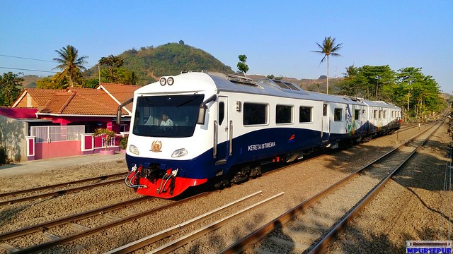 Kereta Istimewa preparing to enter Nagreg Station