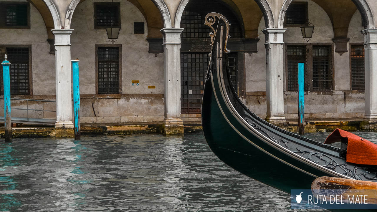 Cómo llegar a Venecia y cómo moverse - una parte de una góndola