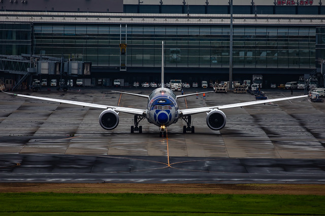 ANA's Boeing 787 Star Wars Special Livery taxiing to the runway