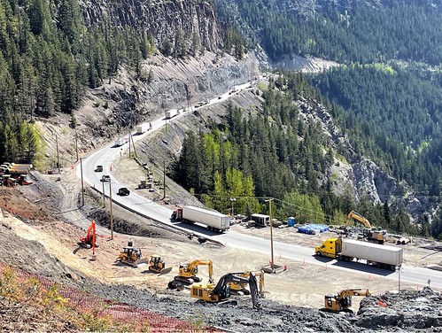 Traffic through the Kicking Horse Canyon Phase 4 construction site | by TranBC