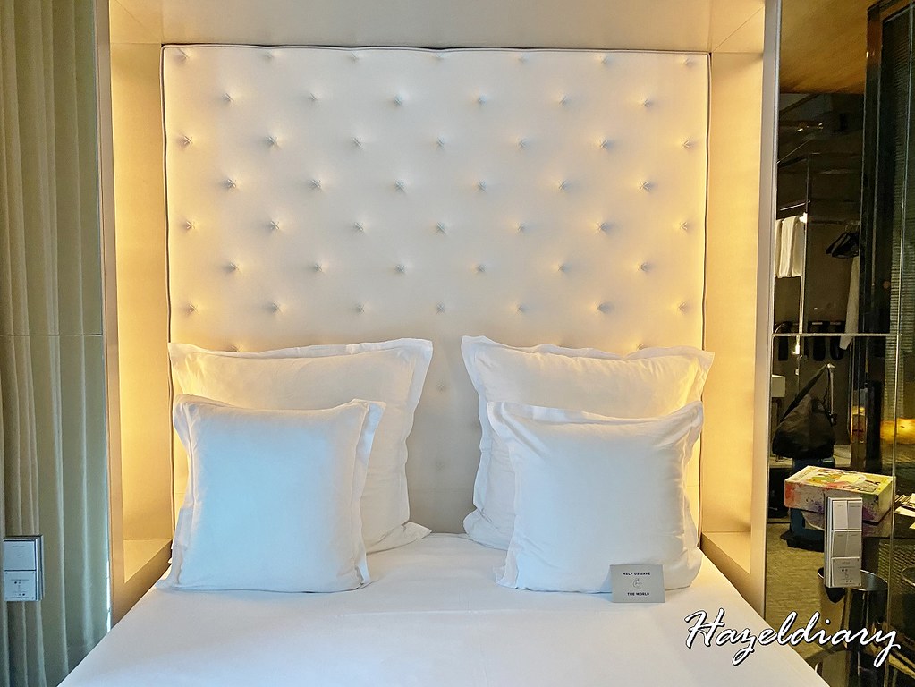 M Hotel Singapore- Loft Gallery Room Bed