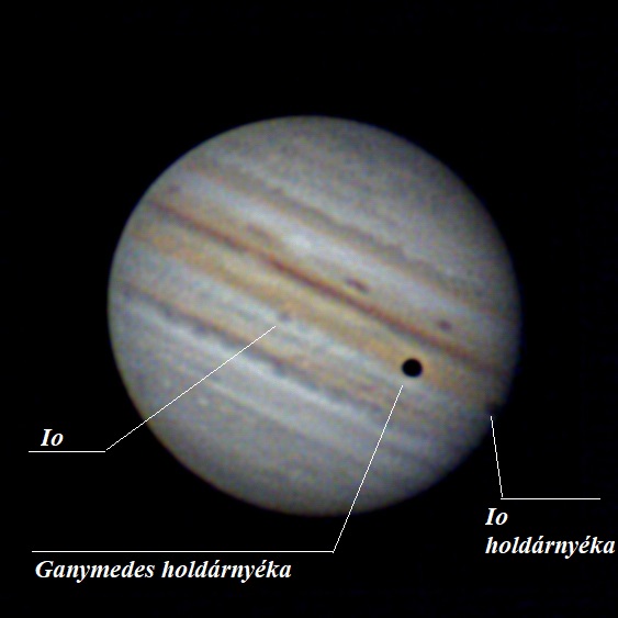 VCSE - Az Io hold a Jupiter előtt, illetve az Io és a Ganymedes holdak árnyéka a Jupiteren. - Kép: Fridrich János