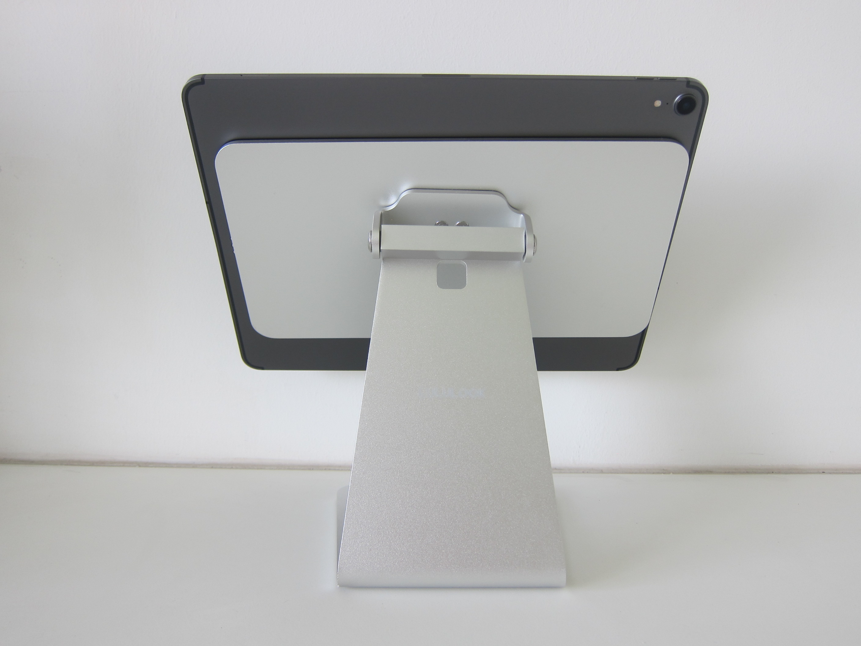 Lululook Magnetic iPad Stand « Blog | lesterchan.net