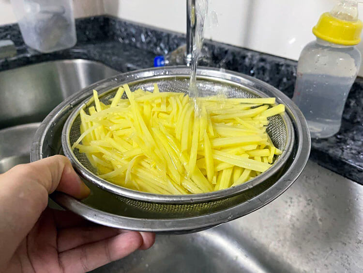Wash the potato strips in water