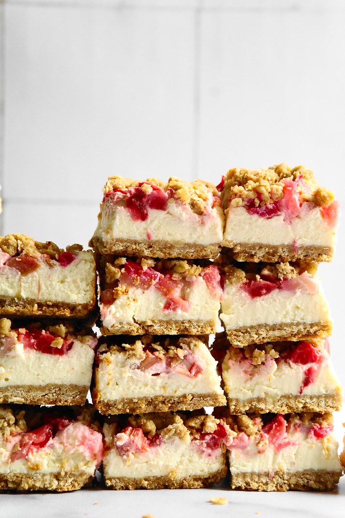 strawberry rhubarb crumble cheesecake bars