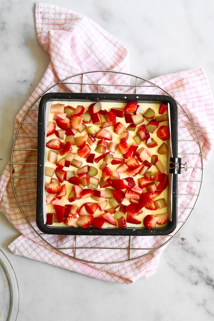 strawberry rhubarb crumble cheesecake bars