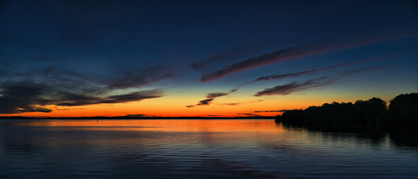 Après le coucher de soleil sur le lac d'orient