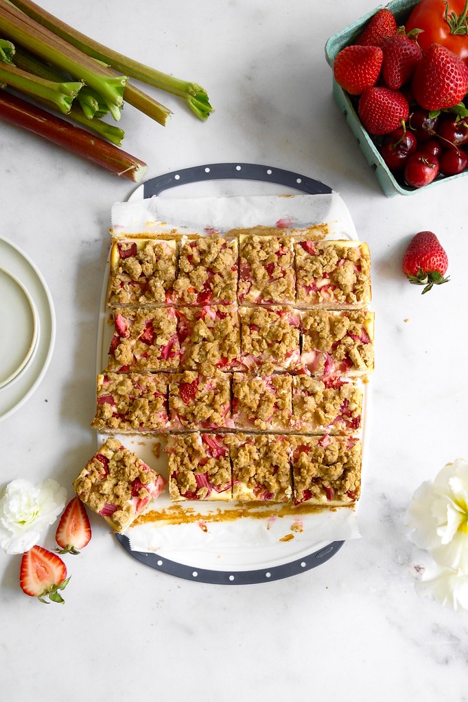 strawberry rhubarb crumble cheesecake bars