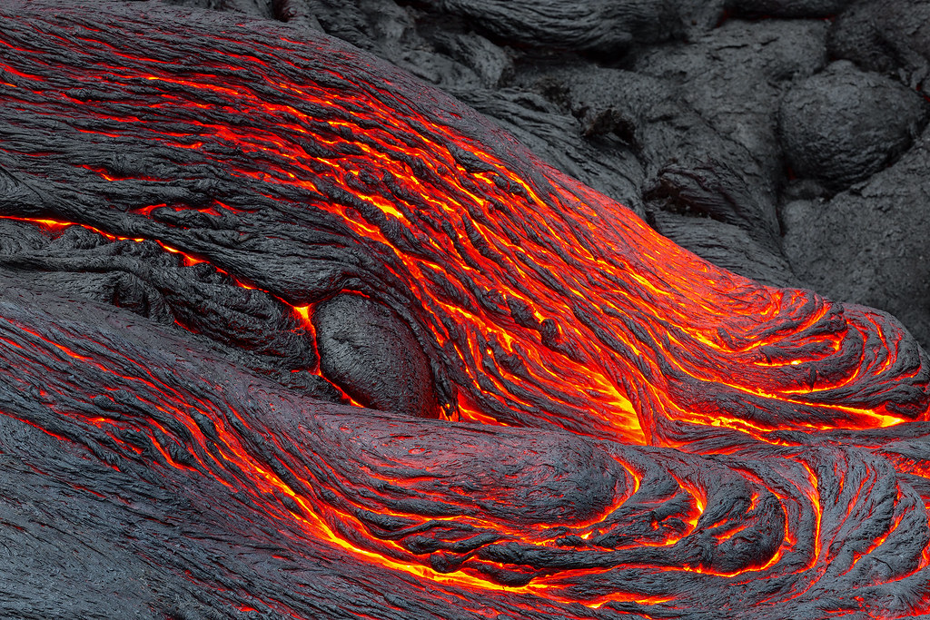 How Does a Pahoehoe Lava Flow Form and Transition?