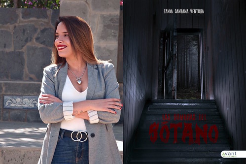 La autora, Tania Santana, junto a la portada de su primera novela, "Las sombras del sótano"