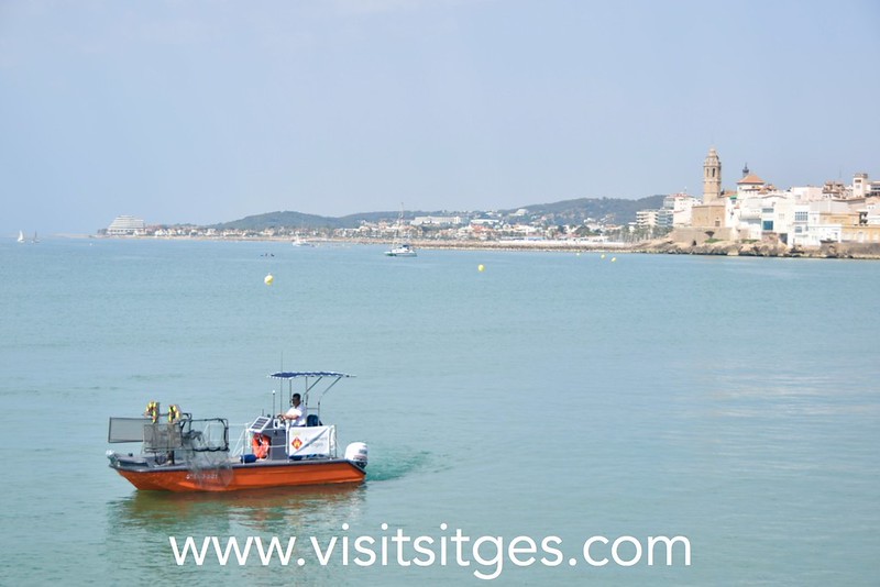 La embarcación de limpieza del litoral de Sitges ha recogido 718 kg de residuos este verano