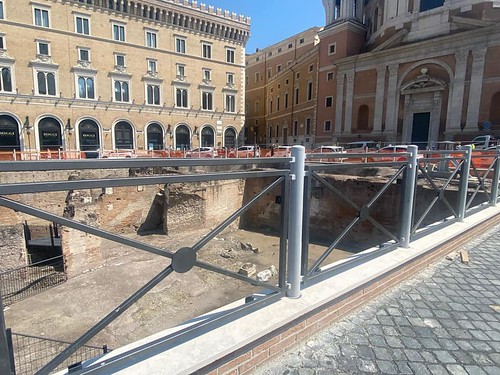 RARA 2021. Roma, l'Ateneo di Adriano (2011-21): 10 anni dopo gli scavi, il Comune di Roma e il Parco Colosseo installano finalmente una nuova recinzione intorno alle rovine. Linda Meleo / Facebook (16/06/2021).