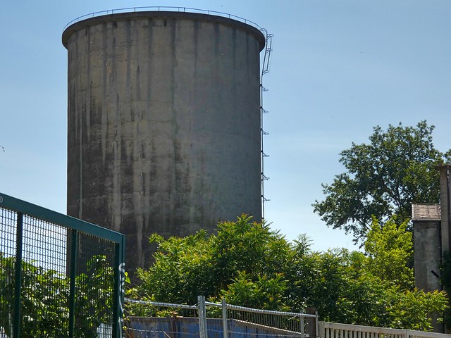 Der Kühlturm vom VEB Kühlautomat Berlin am Groß-Berliner Damm. 1922-1945 Standort vom Ambi-Budd Preßwerk und vormals Rumpler-Werke.
