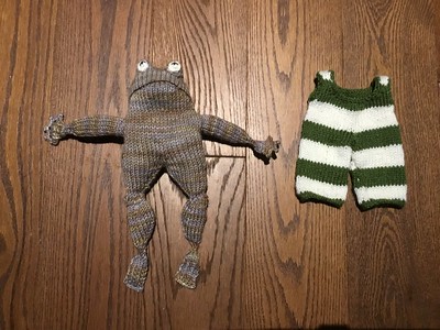 Carola is knitting Frog and Toad by Kristina Ingrid McGowan for her granddaughter starting with the toad!