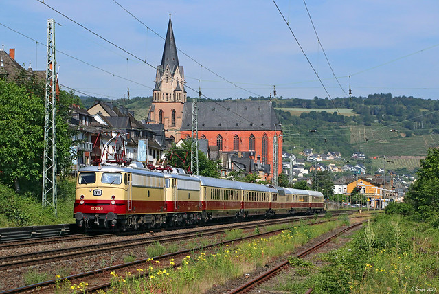 TRI 112 309 und 112 268 mit dem AKE-Rheingoldzug in Oberwesel vor der domierenden Liebfrauenkirche, 16.06.2021