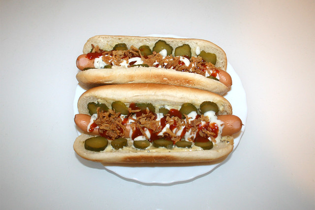 Hot Dog - Served / Serviert