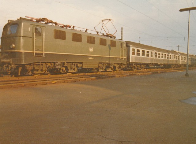 1975 0908 03 DB MANHEIM TO WEISBADEN TRAIN AT OSTHOFEN GERMANY