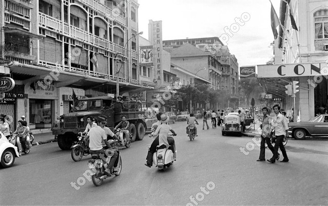 Daily life near the Continental Hotel. Saigon, on April 30, 1975.