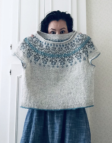 I love aidyltink’s Nasrin by Isabell Kraemer which she knit with the cropped body length and short sleeves.