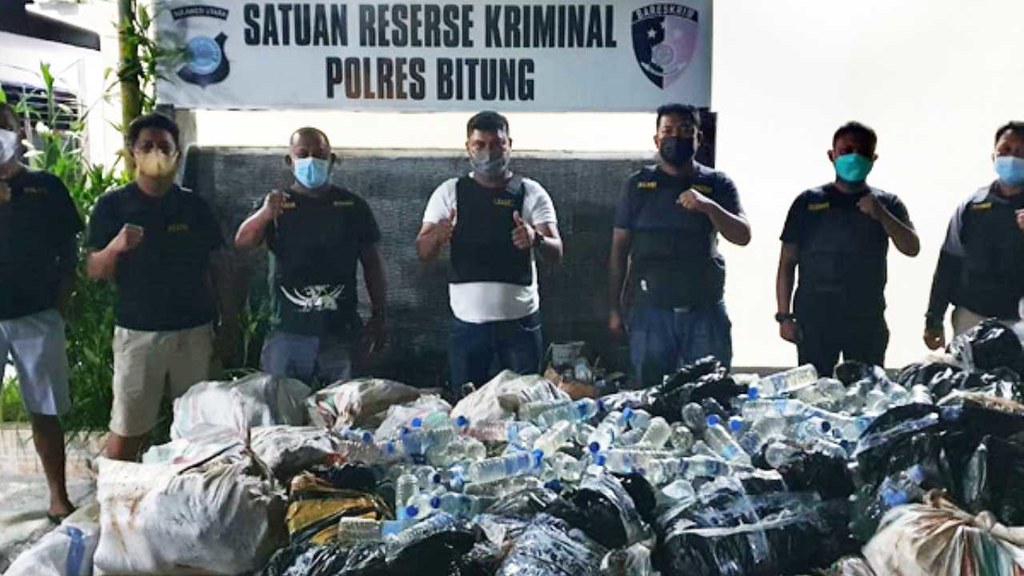 Ribuan Botol Cap Tikus Diselundupkan dari Bitung ke Papua, 13 ABK Diamankan Polisi