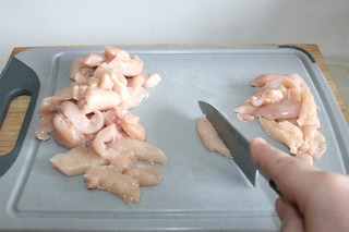 04 - Cut chicken in stripes / Hähnchen in Streifen schneiden