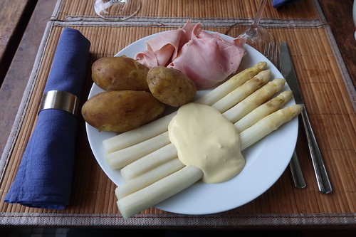 Gedämpfter weißer Spargel zu neuen Kartoffeln, Sauce Hollandaise und Kochschinken (mein Teller)