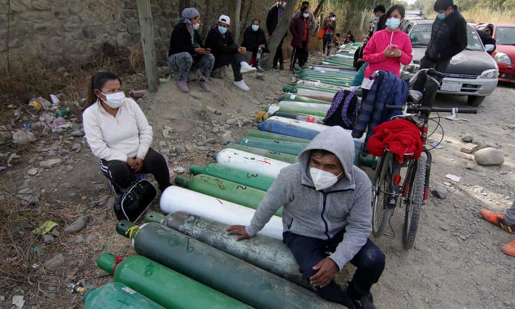 玻利維亞民眾排隊等待填充氧氣瓶。（圖片來源：衛報）