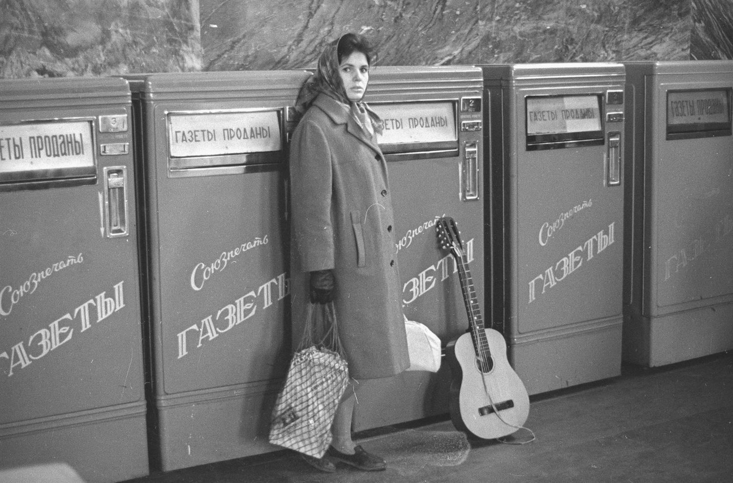 1960. Газетные автоматы на станции метро Белорусская