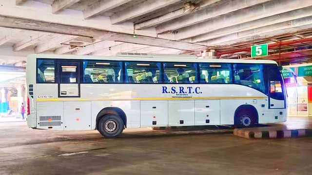 RSRTC Volvo 9400 B8R BS-IV. Delhi Bus Stop
