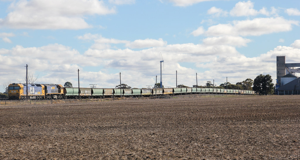 BL30 and XR559 are stabled on an empty grain at Marmalake GrainCorp siding
