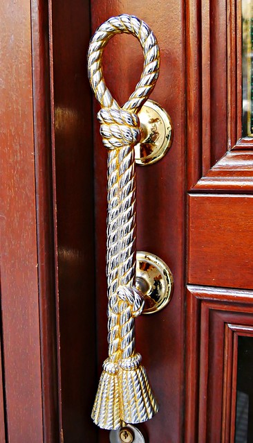 Door handle with knots