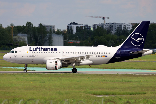 Lufthansa A319 D-AILN landing WAW/EPWA