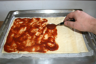 04 - Spread pizza sauce on dough / Teig mit Pizzasauce bestreichen