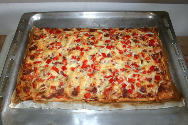 13 - Pizza with salami, bacon, onion & pepper  - Finished baking / Pizza mit Salami, Speck, Zwiebel & Paprika - Fertig gebacken