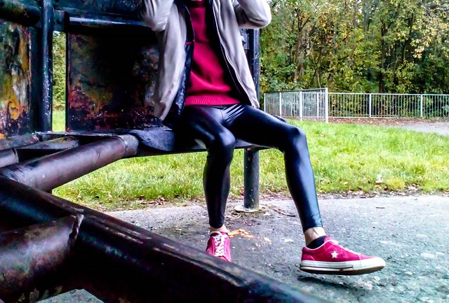 Streetstyle Hip Hop Fashion: Bomber Jacket, Leggings & Sneakers