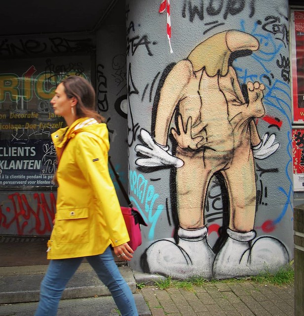 A day to sweat in your raincoat. #mural by @les.crayons1 💜. . #brussels #bruxelles #streetart #lescrayons #créons #urbanart #graffitiart #streetartbelgium #graffitibelgium #bruxhell #bruxellesmabelle #urbanart_daily #graffitiart_daily #street