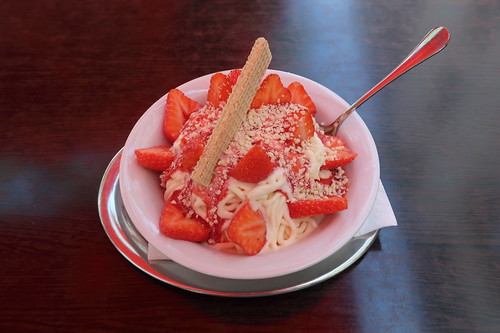 Spaghetti-Eis mit Erdbeeren (im Eiscafé Capri am Rosenplatz)