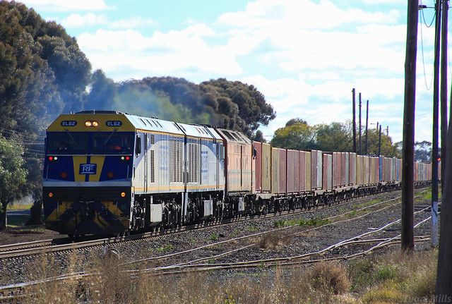EL62 EL60 and CLF2 prepare to notch up 7922V from the TSR in Murtoa yard