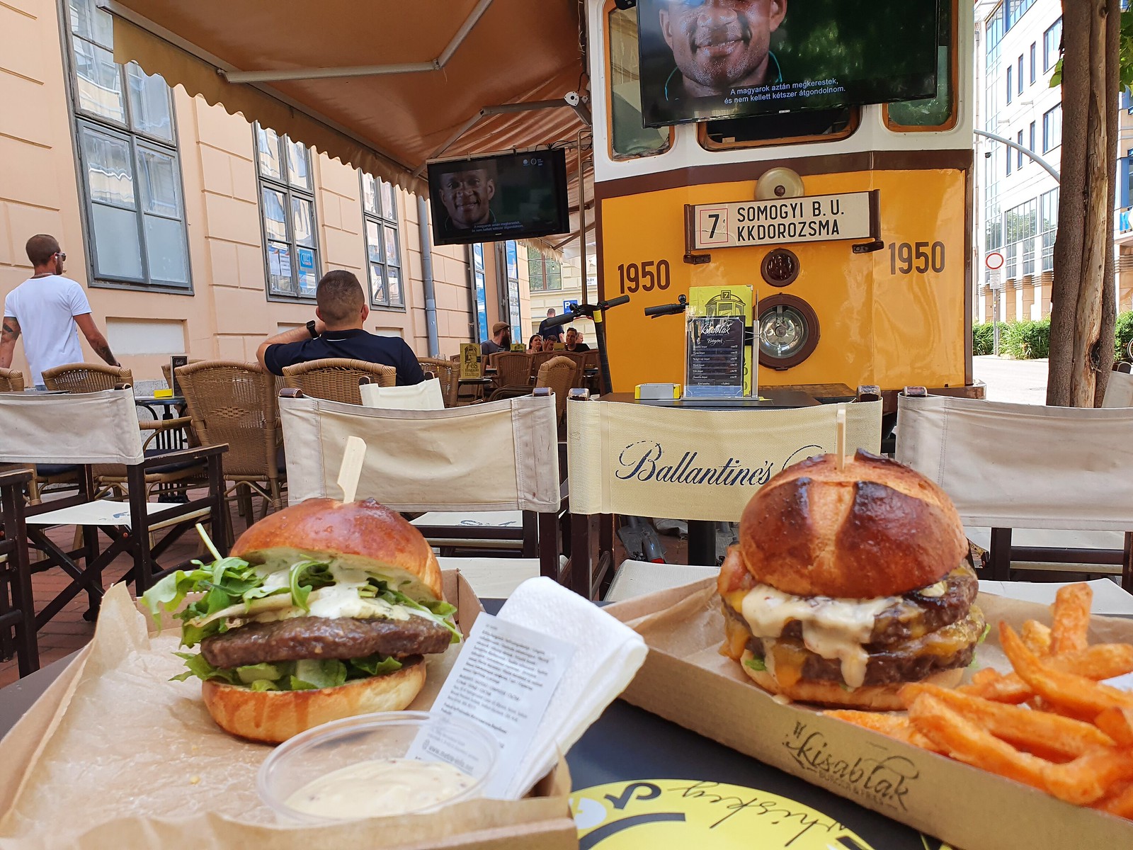 Kisablakon át érkeznek Szeged legújabb burgerei