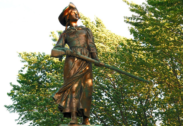 Une statue de bronze sous un soleil de plomb!                     Marie Madeleine Jarret de Verchères.