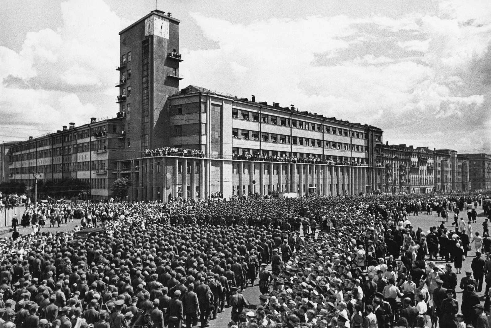 1944. Колонна немецких военнопленных на Садовом кольце.