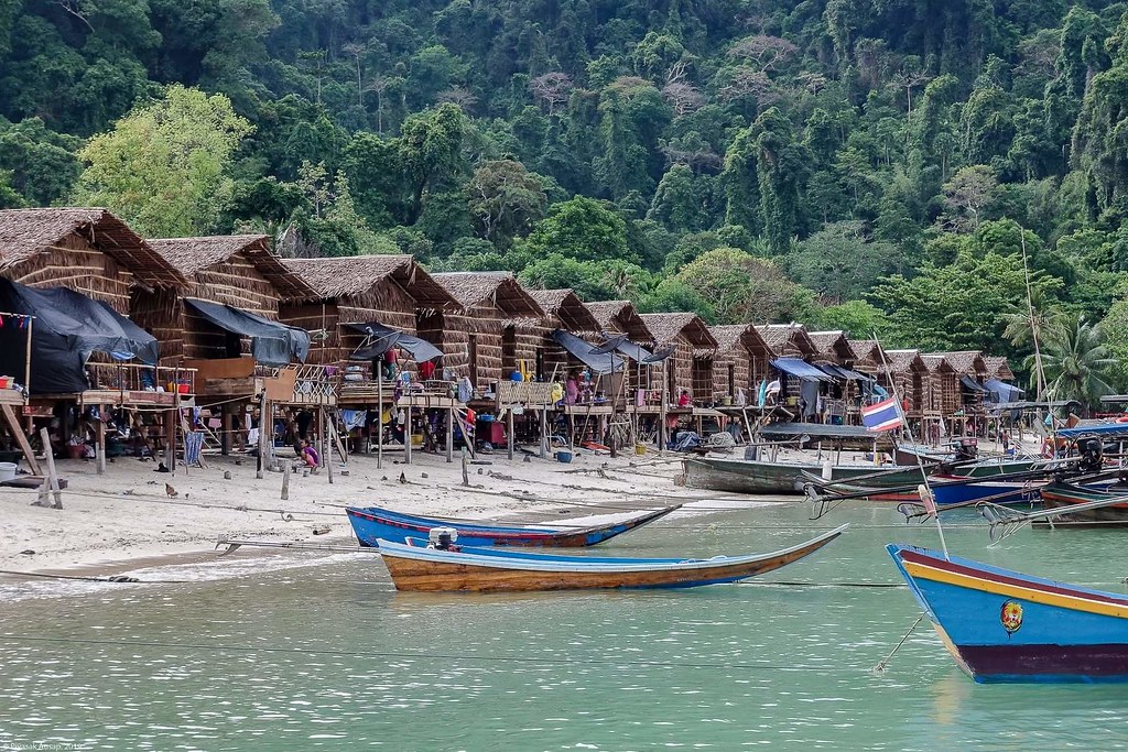 หมู่บ้านชาวเล lay Village