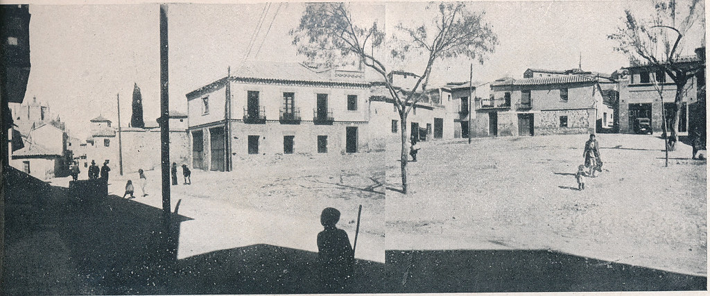 Plaza de Barrionuevo. Foto incluida en el Plan General de Ordenación de Toledo publicado en 1945 en la Revista Nacional de Arquitectura. Colección personal de Eduardo Sánchez Butragueño.
