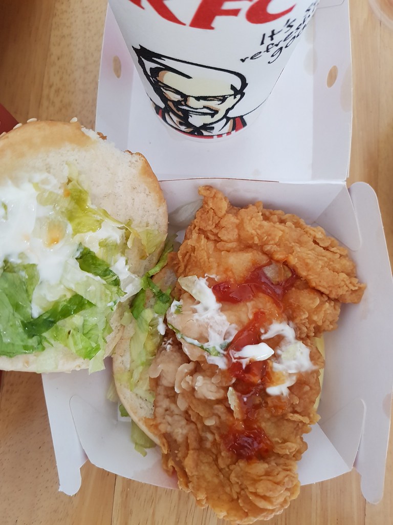 肯塔基雞肉漢堡和炸雞套餐 Signature Box rm$15.50 @ KFC Petronas Federal Highway Drive Thru