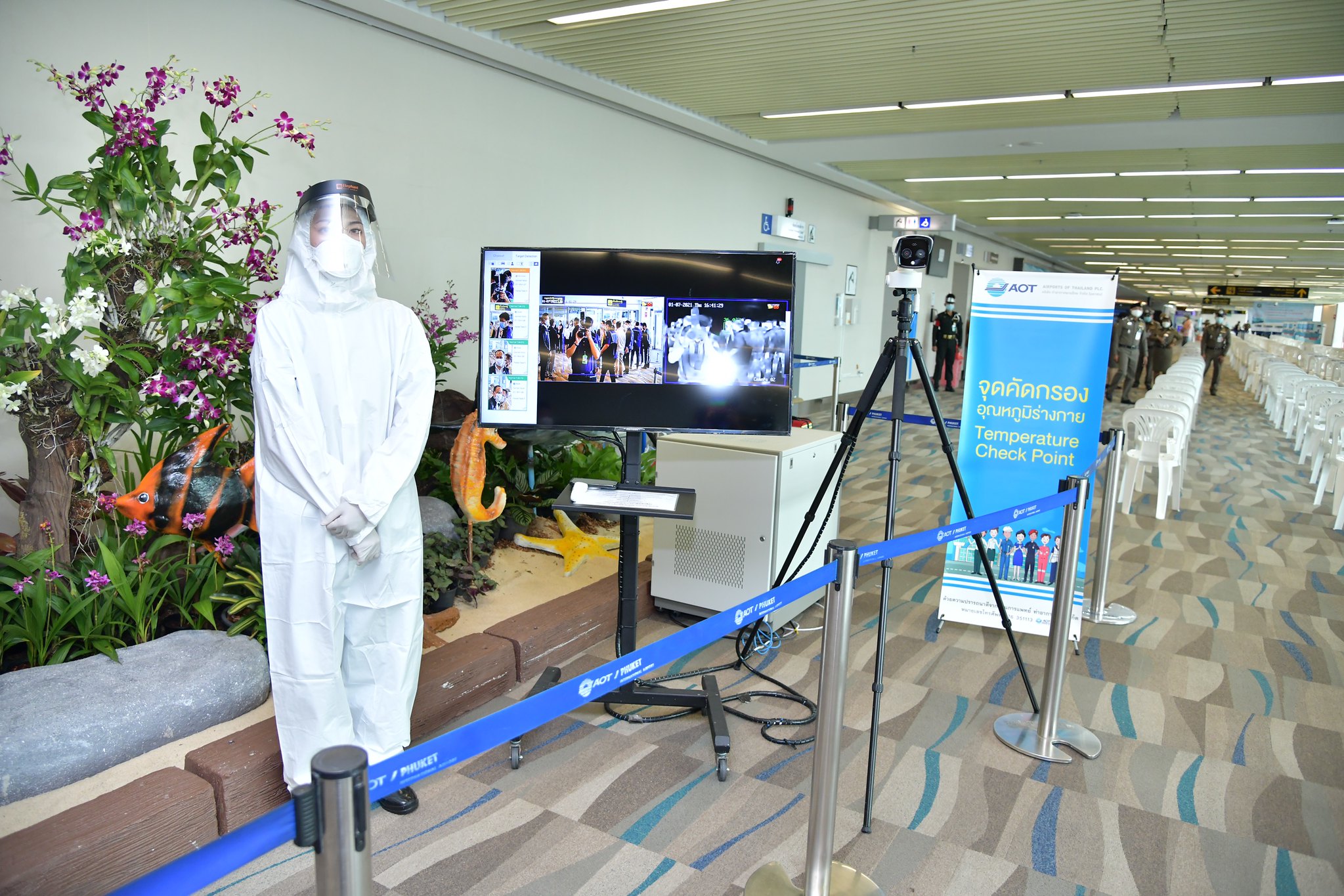 ภาพการต้อนรับนักท่องเที่ยวต่างประเทศ ในโครงการ “Phuket Sandbox” ที่สนามบินนานาชาติภูเก็ตเมื่อวันที่ 1 ก.ค. 2564