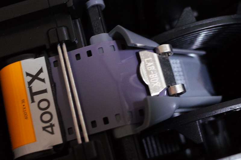 09LAB BOXの135mmモジュールにパトローネを装填し ガイドレールの下を通してフィルムクリップで挟み フィルムガイドに通す