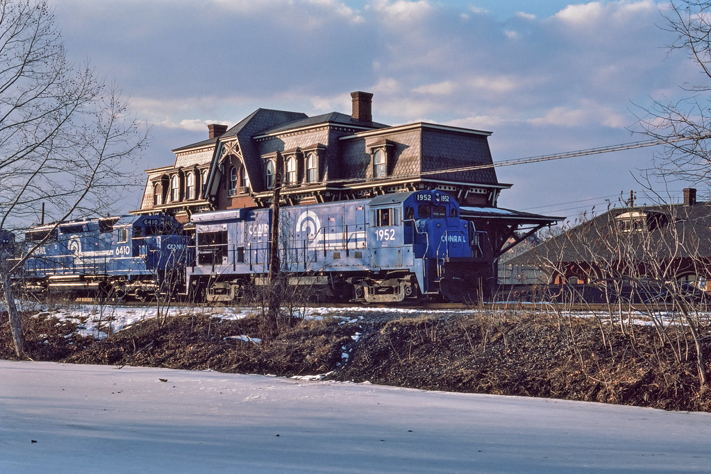 CR, east, CR 1952, 6410, 6419, Freemansburg Ind. Track, ex-CNJ station, Bethlehem, PA,