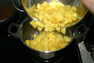 33 - Put diced potatoes back in pot / Kartoffelwürfel zurück in Topf geben