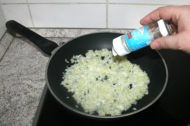04 - Salt onion / Zwiebel salzen