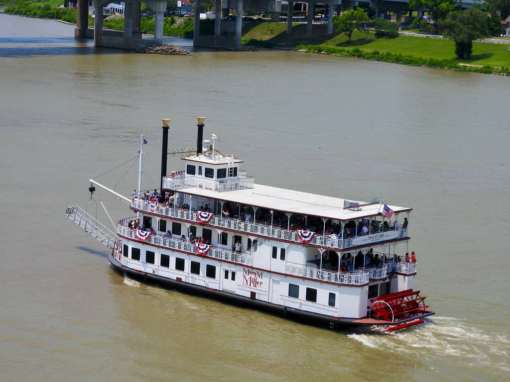 Paddlewheel tourist boat on the Ohio River. Photo by howderfamily.com; (CC BY-NC-SA 2.0)